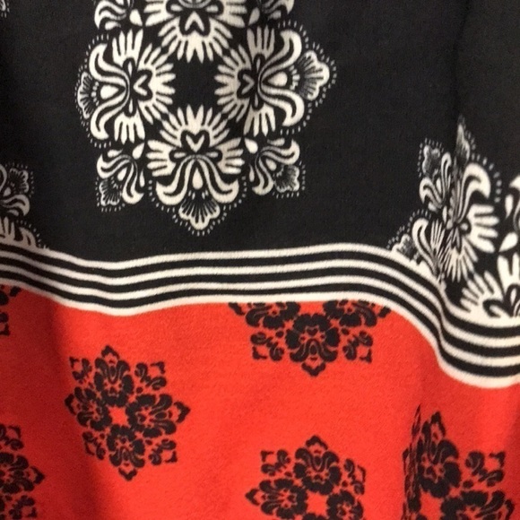 Jones New York Women’s Tunic Top Size L Black Red Border Print Pin tuck pleats - Picture 4 of 10